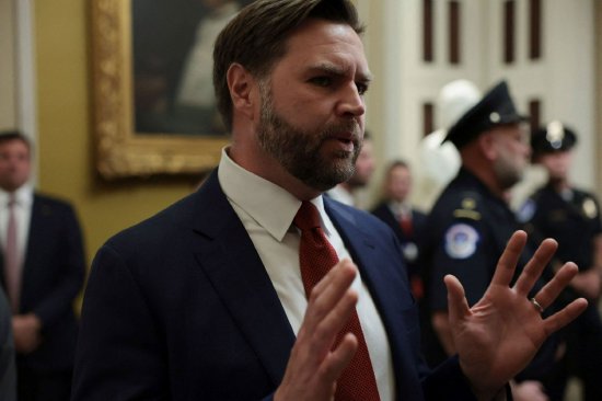 美国副总统万斯:若停摆持续到感恩节出行旺季