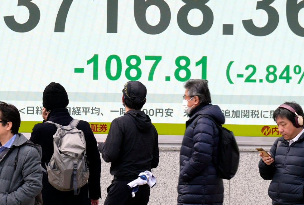 日本股市早盘跌逾2%至三周低点 科技股大跌