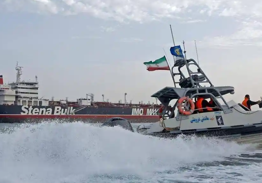 美军瘫痪了一艘试图驶入伊朗港口、违反封锁令